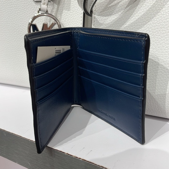 Michael Kors Cooper Billfold Wallet
Navy
NWT - Picture 2 of 16